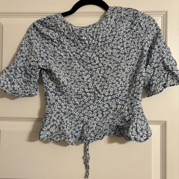 H&M Divided Blue and White Spring Summer Floral Drawstring Scrunch Top - Picture 2 of 3